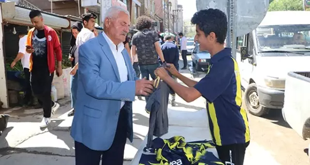 Fener Ol kampanyası için formalarını satıyor! Fener Ol kampanyası için formalarını satıyor!