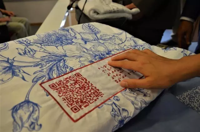 Görme engelliler için karekod ve Braille alfabeli tekstil ürünü ürettiler Görme engelliler için karekod ve Braille alfabeli tekstil ürünü ürettiler
