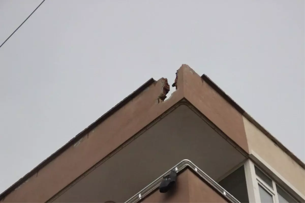 Hatay'da binanın çatısına yıldırım düştü