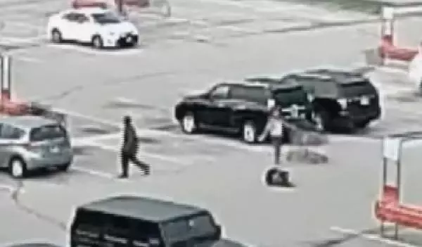 İçinde bebeğin bulunduğu puseti alıp yere fırlattı İçinde bebeğin bulunduğu puseti alıp yere fırlattı