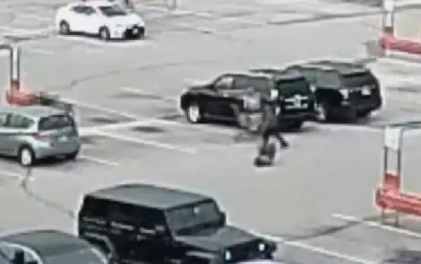 İçinde bebeğin bulunduğu puseti alıp yere fırlattı İçinde bebeğin bulunduğu puseti alıp yere fırlattı