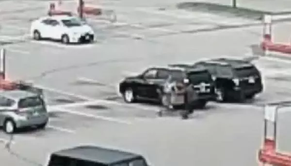 İçinde bebeğin bulunduğu puseti alıp yere fırlattı İçinde bebeğin bulunduğu puseti alıp yere fırlattı