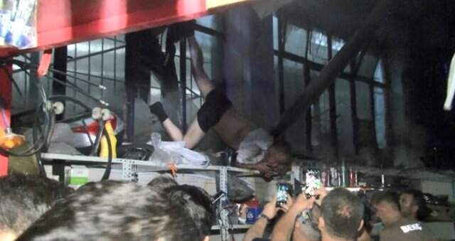 İkinci kez girdiği iş yerinde demir parmaklıkta asılı kalan hırsız yakalandı
