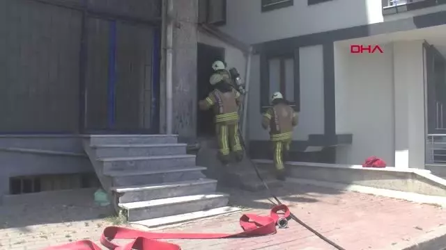 İSTANBUL-KAĞITHANE'DE BOŞ DÜKKAN YANDI MAHALLELİ SOKAĞA DÖKÜLDÜ İSTANBUL-KAĞITHANE'DE BOŞ DÜKKAN YANDI MAHALLELİ SOKAĞA DÖKÜLDÜ