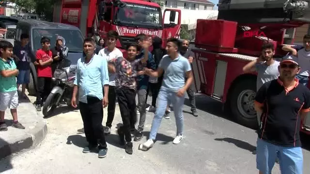 İSTANBUL-KAĞITHANE'DE BOŞ DÜKKAN YANDI MAHALLELİ SOKAĞA DÖKÜLDÜ İSTANBUL-KAĞITHANE'DE BOŞ DÜKKAN YANDI MAHALLELİ SOKAĞA DÖKÜLDÜ