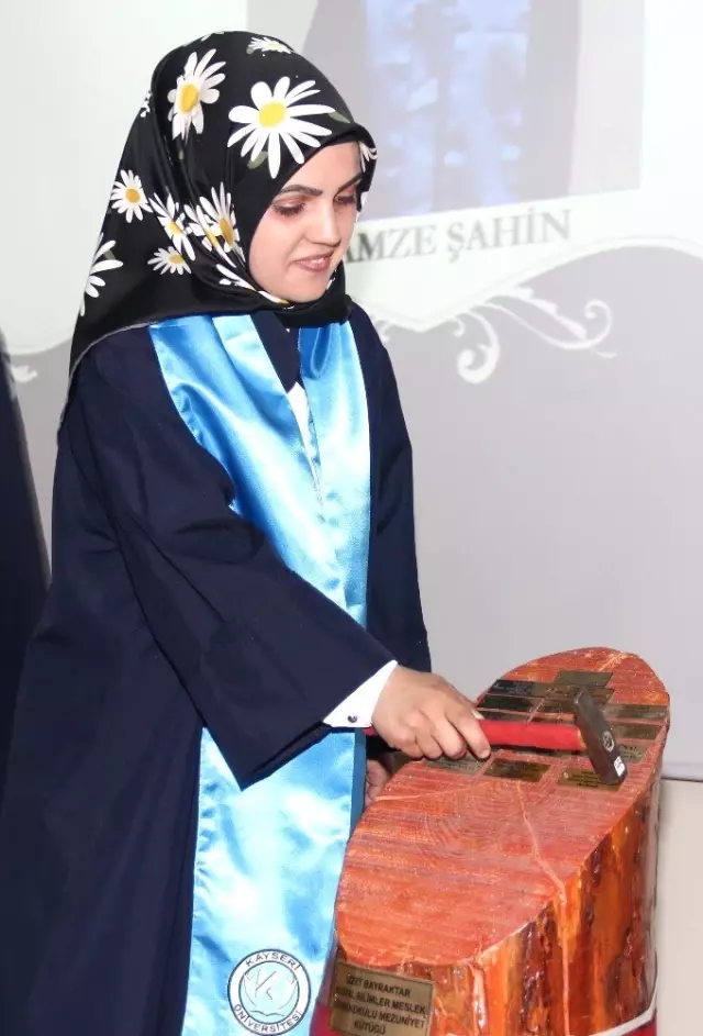 KAYÜ Sosyal Bilimler Meslek Yüksekokulu'ndan 20 Öğrenci Mezun Oldu KAYÜ Sosyal Bilimler Meslek Yüksekokulu'ndan 20 Öğrenci Mezun Oldu
