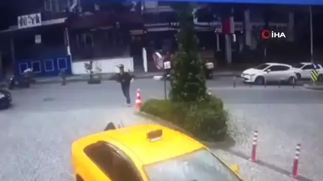 Maslak'ta taksicinin yolda yürüyen genç kızı ezme anı kamerada