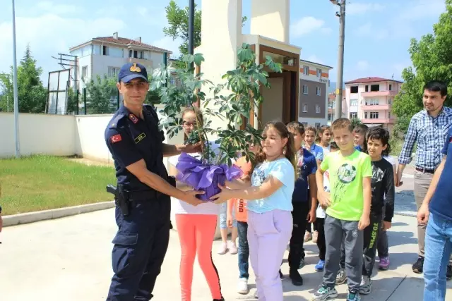 Öğrencilerden karakol ziyareti Öğrencilerden karakol ziyareti