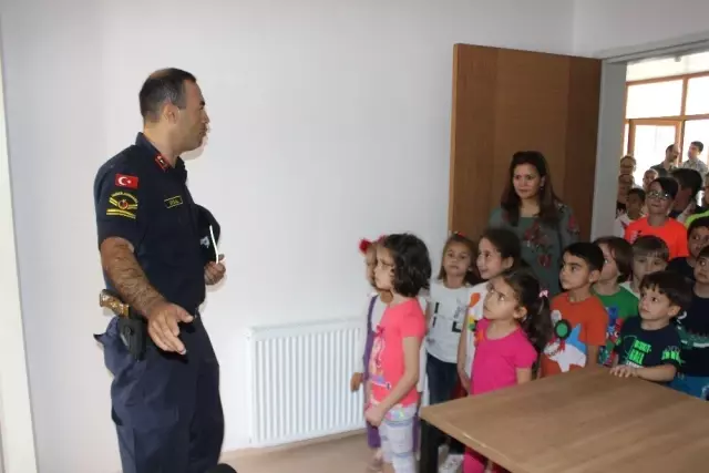 Öğrencilerden karakol ziyareti Öğrencilerden karakol ziyareti
