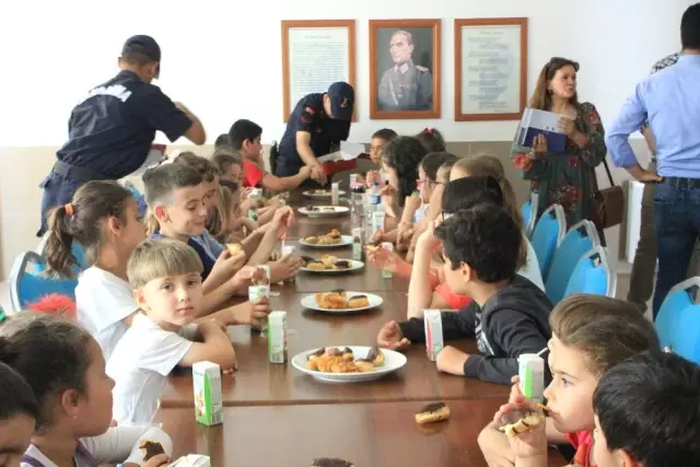 Öğrencilerden karakol ziyareti Öğrencilerden karakol ziyareti