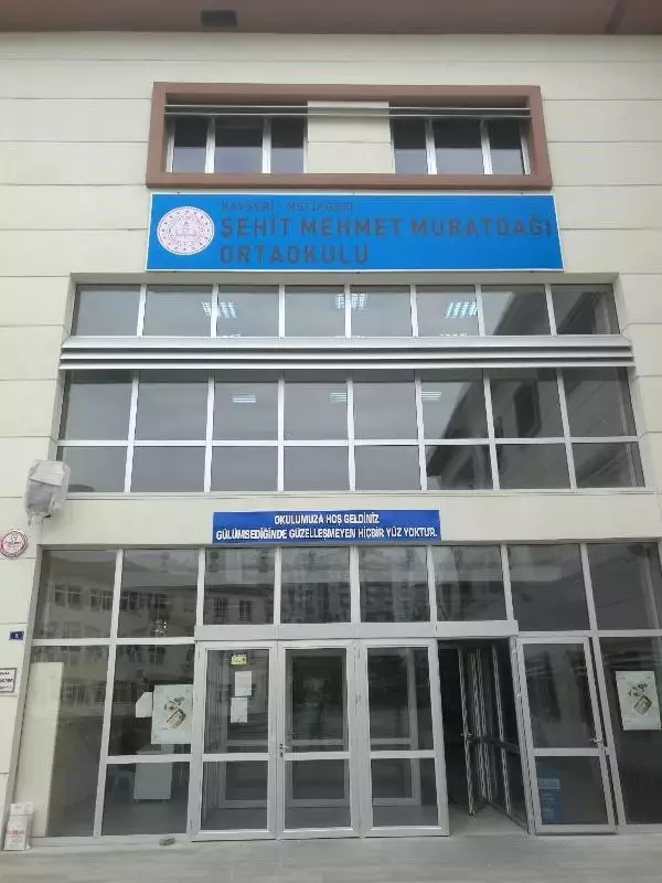 Okul tabelasındaki 'şht' kısaltması, 'şehit' olarak değiştirildi Okul tabelasındaki 'şht' kısaltması, 'şehit' olarak değiştirildi