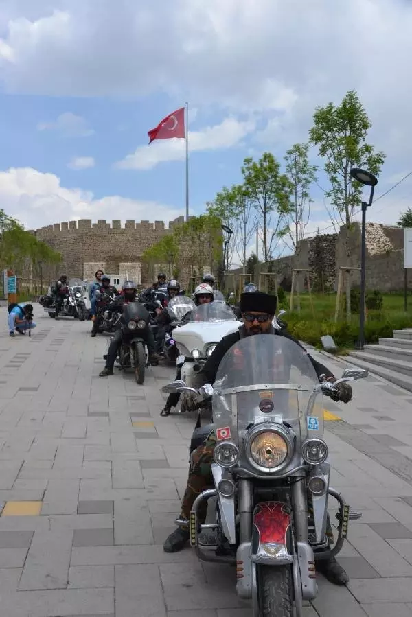 Osmanlı'nın atlarla gitikleri yerleri, motorlarıyla geziyorlar