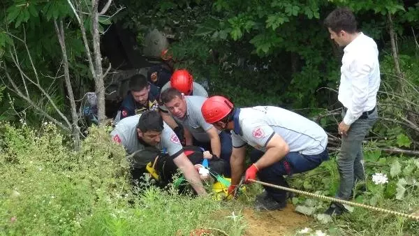 Otomobil ormana yuvarlandı: 1 ölü, 5 yaralı Otomobil ormana yuvarlandı: 1 ölü, 5 yaralı