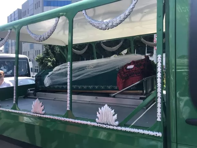 (Özel) İstanbul'daki feci kazada ölen motosikletli genç kız gelinlikle uğurlandı (Özel) İstanbul'daki feci kazada ölen motosikletli genç kız gelinlikle uğurlandı
