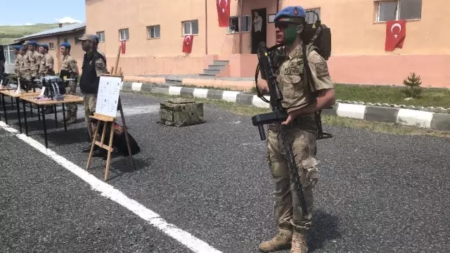 Patlayıcı madde ve bomba uzmanı köpeklerin gösterisi beğeni kazandı Patlayıcı madde ve bomba uzmanı köpeklerin gösterisi beğeni kazandı