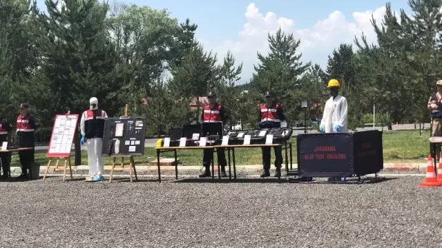 Patlayıcı madde ve bomba uzmanı köpeklerin gösterisi beğeni kazandı Patlayıcı madde ve bomba uzmanı köpeklerin gösterisi beğeni kazandı