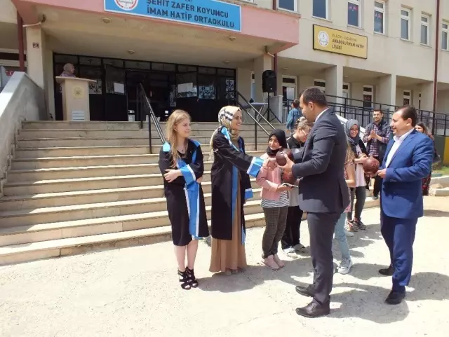 Pazaryeri ilçesinde karne coşkusu Pazaryeri ilçesinde karne coşkusu