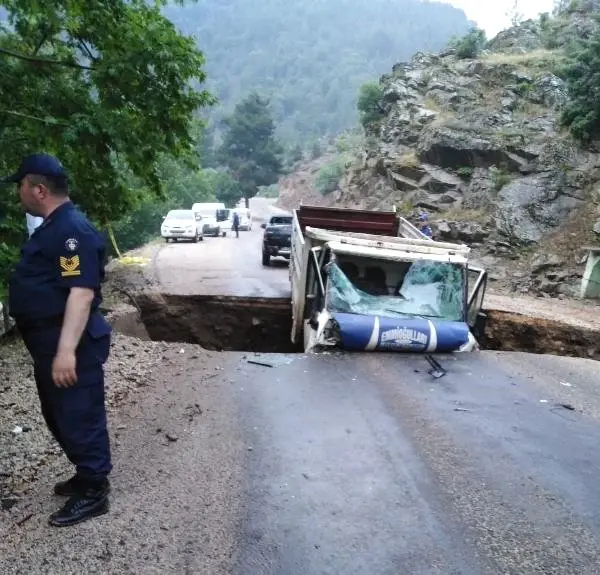 Kamyonet sağanak nedeniyle çöken yola düştü