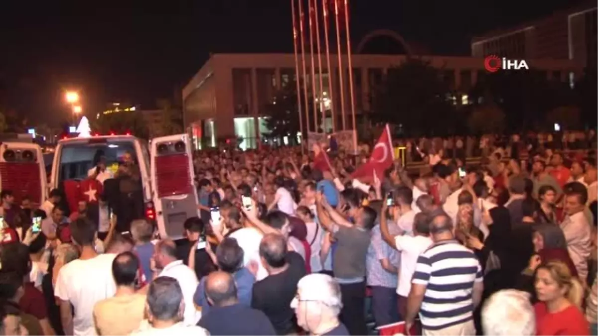 Servisçilerden İBB önünde 'tahdit kararı' kutlaması