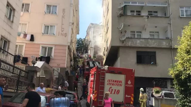 Şişli'de evi yanan engelli kadını ve çocuklarını vatandaşlar kurtardı Şişli'de evi yanan engelli kadını ve çocuklarını vatandaşlar kurtardı