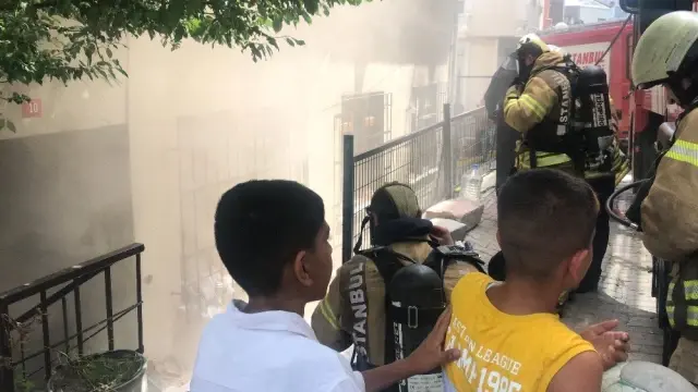 Şişli'de evi yanan engelli kadını ve çocuklarını vatandaşlar kurtardı Şişli'de evi yanan engelli kadını ve çocuklarını vatandaşlar kurtardı