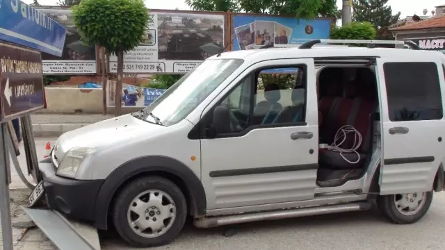 Şuhut'ta trafik kazası: 2 yaralı Şuhut'ta trafik kazası: 2 yaralı