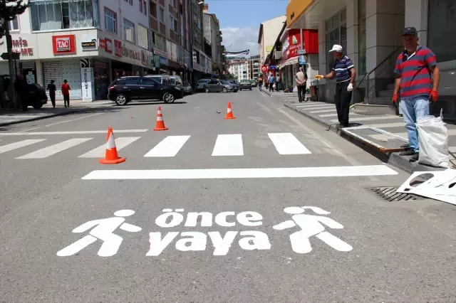 Suşehri'nde yaya geçidi çizgileri yenilendi
