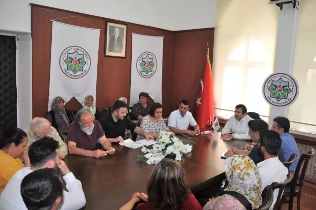 Tire Kaymakamı vatandaşların dertlerini dinliyor Tire Kaymakamı vatandaşların dertlerini dinliyor