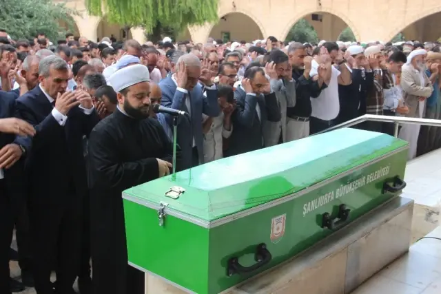 Toru'yu yüzlerce kişi son yolculuğuna uğurladı Toru'yu yüzlerce kişi son yolculuğuna uğurladı