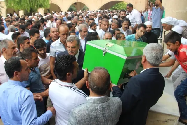 Toru'yu yüzlerce kişi son yolculuğuna uğurladı Toru'yu yüzlerce kişi son yolculuğuna uğurladı