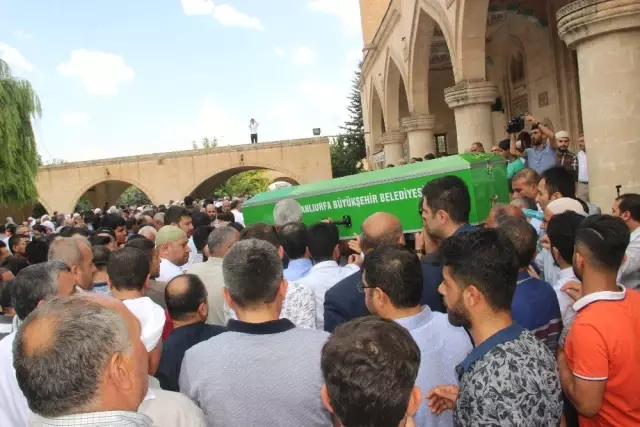 Toru'yu yüzlerce kişi son yolculuğuna uğurladı Toru'yu yüzlerce kişi son yolculuğuna uğurladı