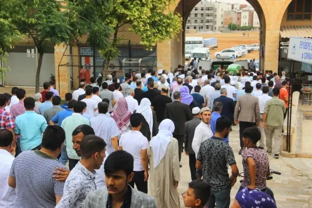 Toru'yu yüzlerce kişi son yolculuğuna uğurladı Toru'yu yüzlerce kişi son yolculuğuna uğurladı