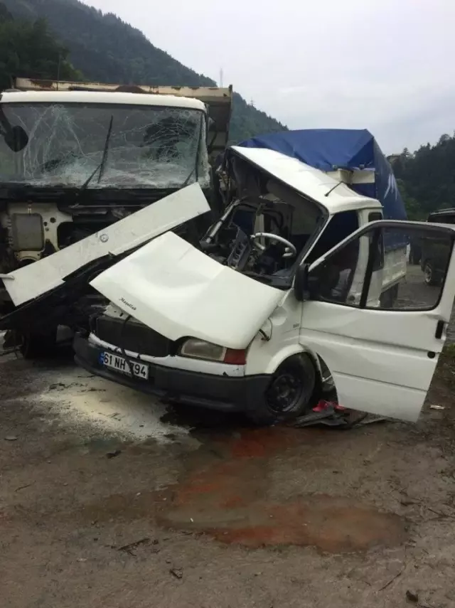 Trabzon'da kamyon ile kamyonet çarpıştı: 1'i ağır 2 yaralı Trabzon'da kamyon ile kamyonet çarpıştı: 1'i ağır 2 yaralı