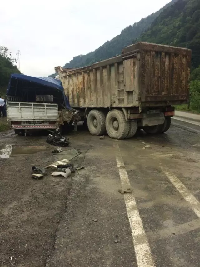 Trabzon'da kamyon ile kamyonet çarpıştı: 1'i ağır 2 yaralı Trabzon'da kamyon ile kamyonet çarpıştı: 1'i ağır 2 yaralı