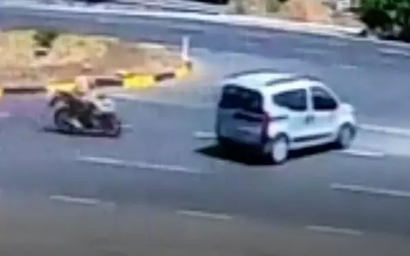 Trafik kazası güvenlik kamerasına yansıdı Trafik kazası güvenlik kamerasına yansıdı