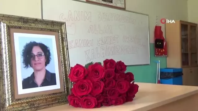 Trafik kazasında ölen öğretmenin sınıfında duygu yüklü karne töreni