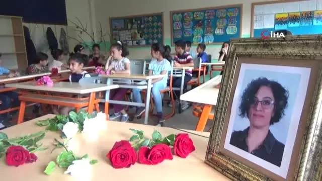 Trafik kazasında ölen öğretmenin sınıfında duygu yüklü karne töreni Trafik kazasında ölen öğretmenin sınıfında duygu yüklü karne töreni