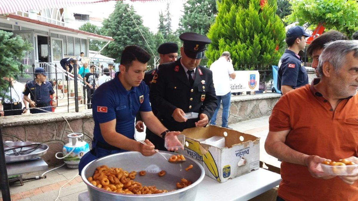 Uşak'da askerler vatandaşa lokma dağıttı