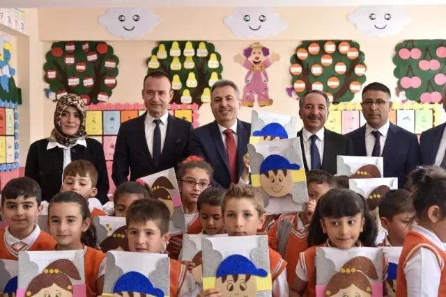 Vali Elban, öğrencilerin karne heyecanına ortak oldu Vali Elban, öğrencilerin karne heyecanına ortak oldu
