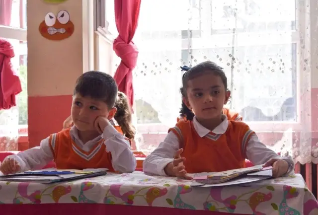 Vali Elban, öğrencilerin karne heyecanına ortak oldu Vali Elban, öğrencilerin karne heyecanına ortak oldu
