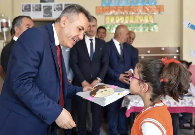 Vali Elban, öğrencilerin karne heyecanına ortak oldu Vali Elban, öğrencilerin karne heyecanına ortak oldu