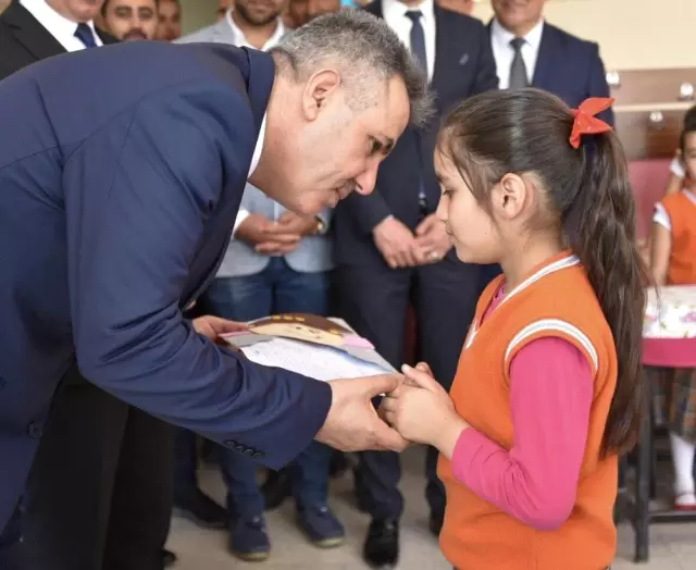 Vali Elban, öğrencilerin karne heyecanına ortak oldu Vali Elban, öğrencilerin karne heyecanına ortak oldu