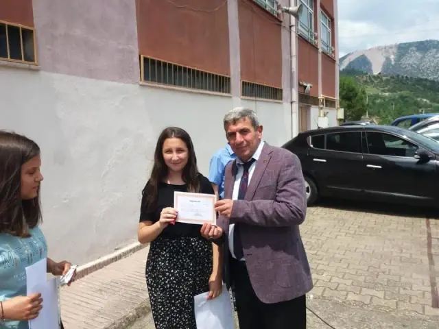 Vezirhan'da öğrenciler karne heyecanı yaşadı Vezirhan'da öğrenciler karne heyecanı yaşadı
