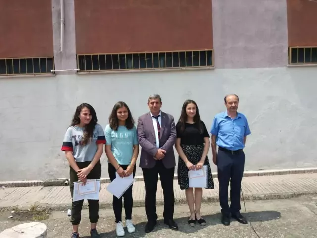 Vezirhan'da öğrenciler karne heyecanı yaşadı Vezirhan'da öğrenciler karne heyecanı yaşadı