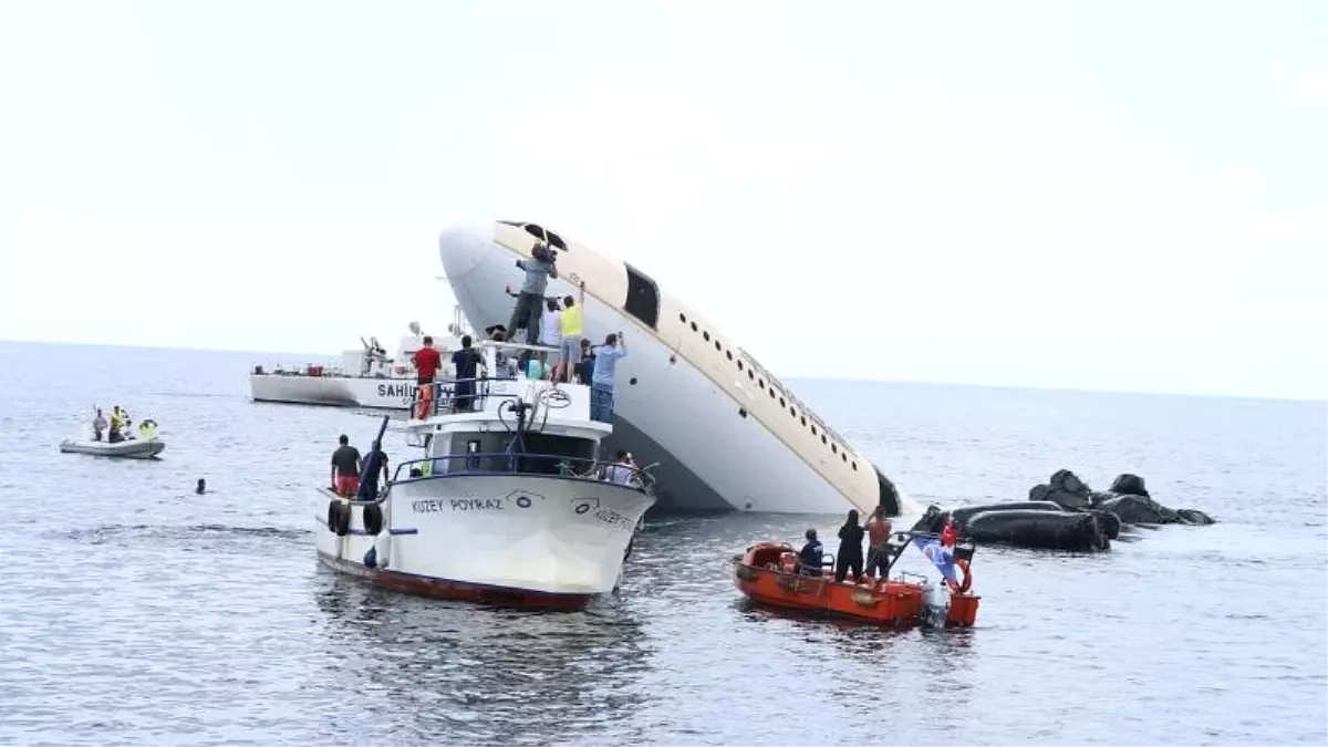 Video | Edirne'de dalış turizmi için Airbus A330 uçağı denize batırıldı