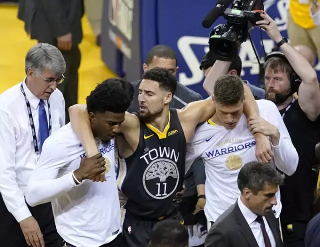 Warriors'ta Klay Thompson'ın sol diz çapraz bağları koptu Warriors'ta Klay Thompson'ın sol diz çapraz bağları koptu