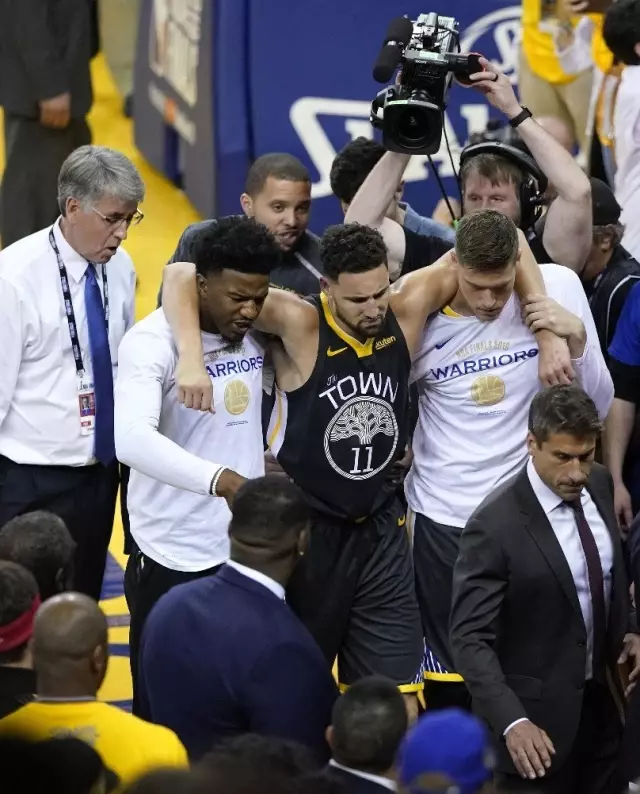 Warriors'ta Klay Thompson'ın sol diz çapraz bağları koptu Warriors'ta Klay Thompson'ın sol diz çapraz bağları koptu