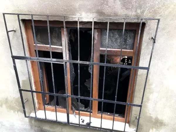 Yangında mahsur kalan kadın ve çocuklarını mahalleli kurtardı Yangında mahsur kalan kadın ve çocuklarını mahalleli kurtardı