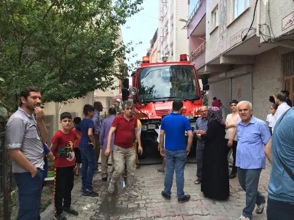 Yangında mahsur kalan kadın ve çocuklarını mahalleli kurtardı Yangında mahsur kalan kadın ve çocuklarını mahalleli kurtardı