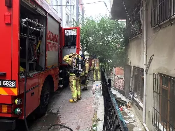Yangında mahsur kalan kadın ve çocuklarını mahalleli kurtardı Yangında mahsur kalan kadın ve çocuklarını mahalleli kurtardı